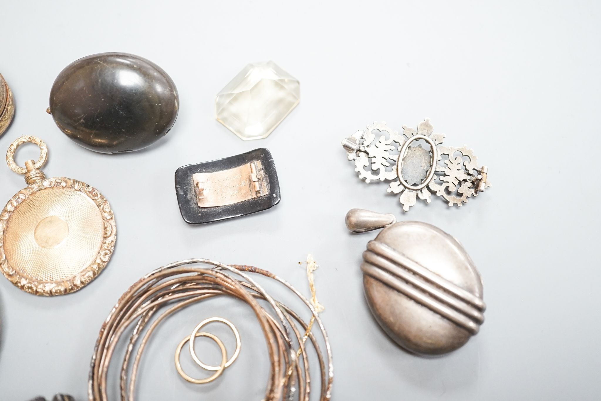 Sundry jewellery, including yellow metal overlaid mourning pendant with plaited hair, George III mourning brooch(a.f.), lockets, bracelet, unmounted cut citrine, etc.